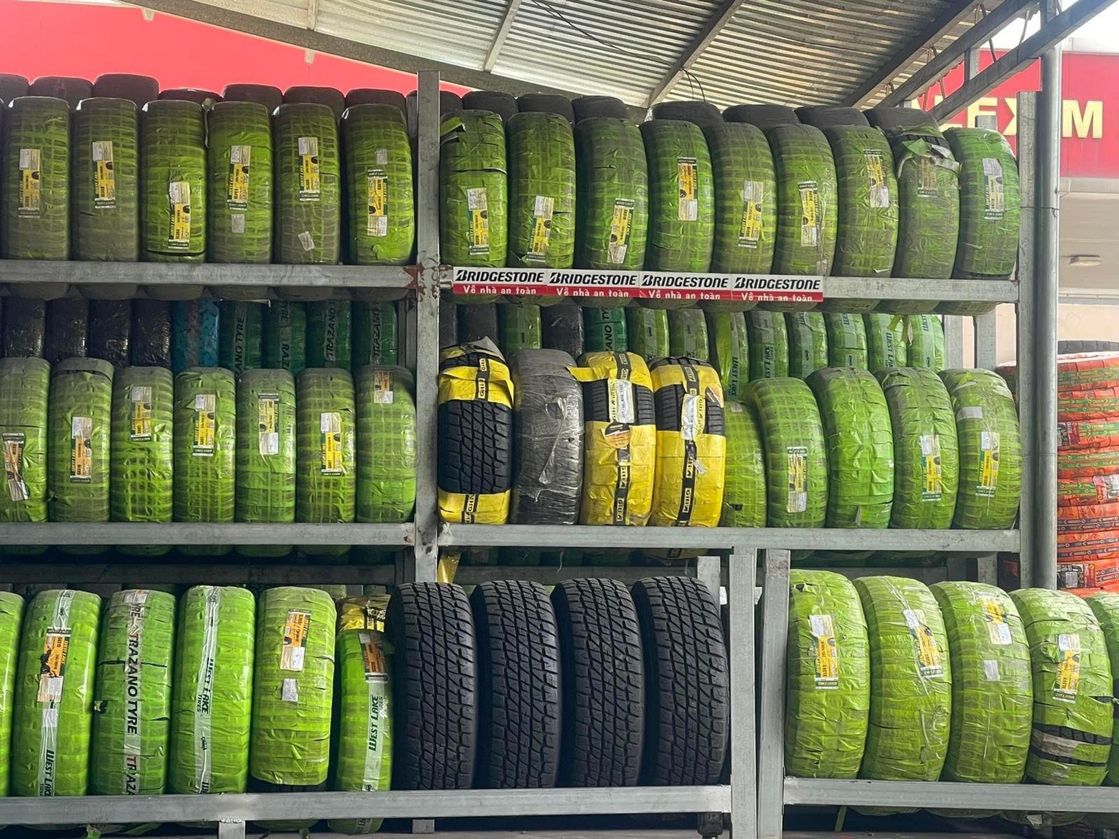 Thay lốp xe ô tô du lịch -Tại công ty khách hàng